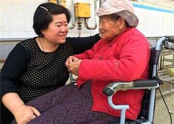 她做了16年保姆，专门照顾老人：很享受与老人相处的快乐