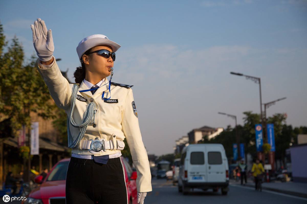 白色警服（白色的警服你见过吗？）