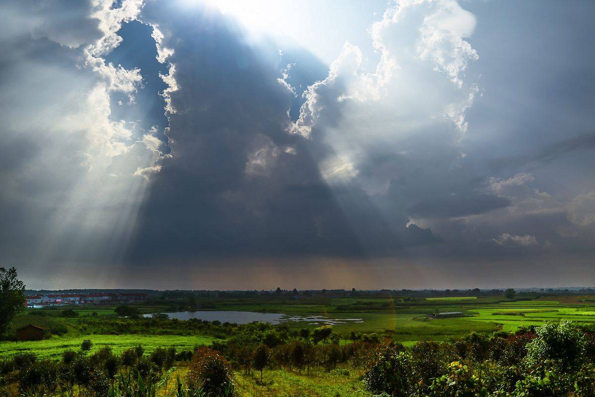 唐诗闲读：“东边日出西边雨，道是无晴还有晴”