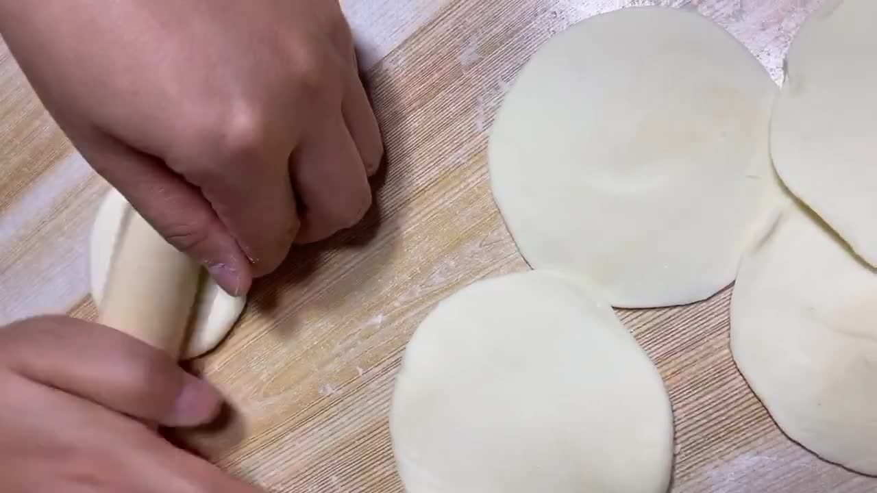 在家也能做春饼的饼皮，饺子皮多加一道工序，担保皮薄柔软又劲道