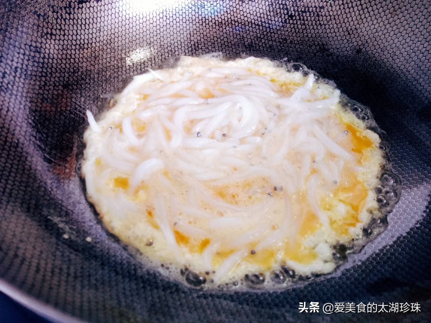 银鱼的家常做法，下锅前多了这一步，不腥鲜嫩，老人、小孩最喜欢