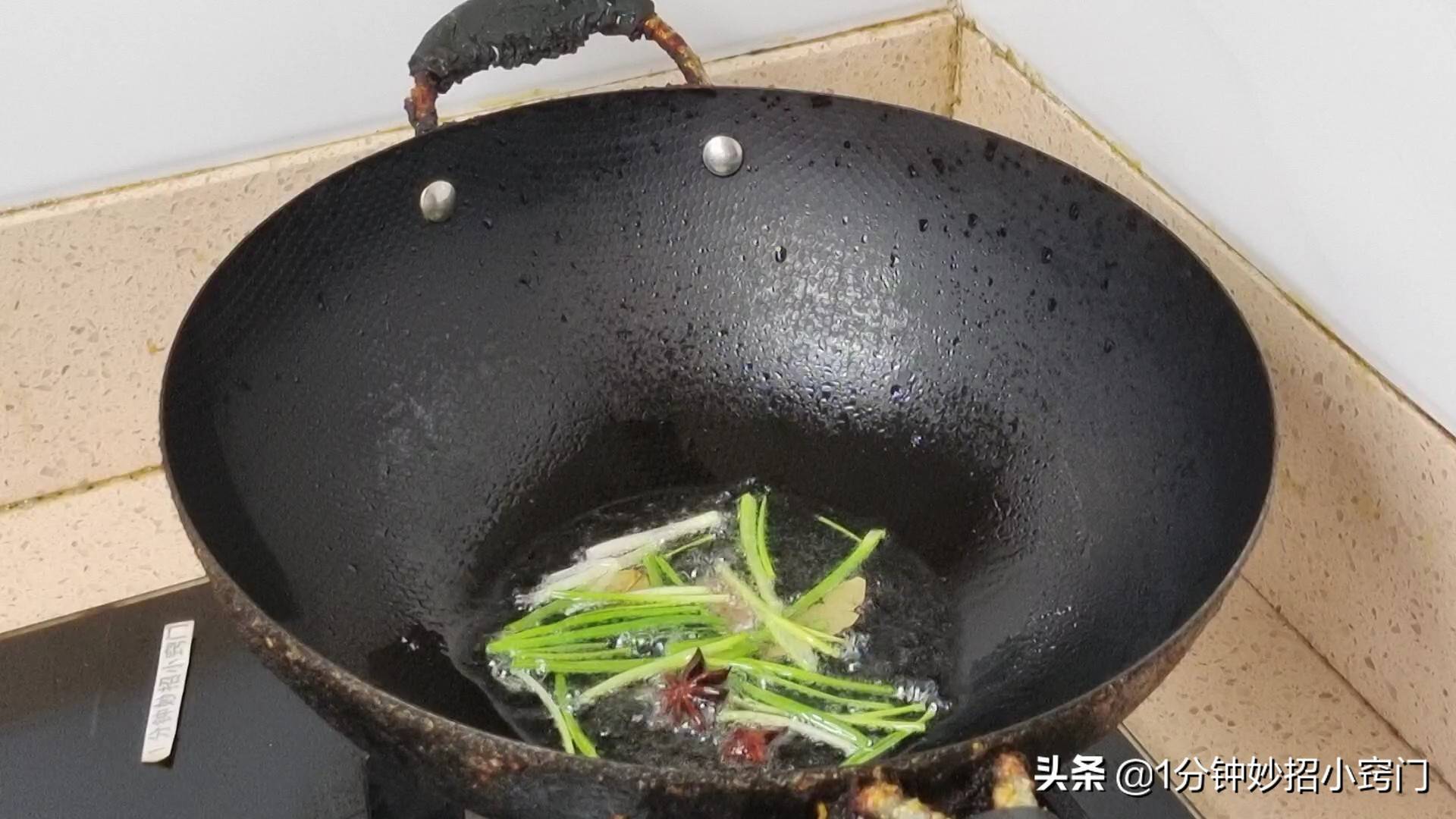 腌辣椒的季节到了，教你腌辣椒方法，做法简单，存放一年都不坏