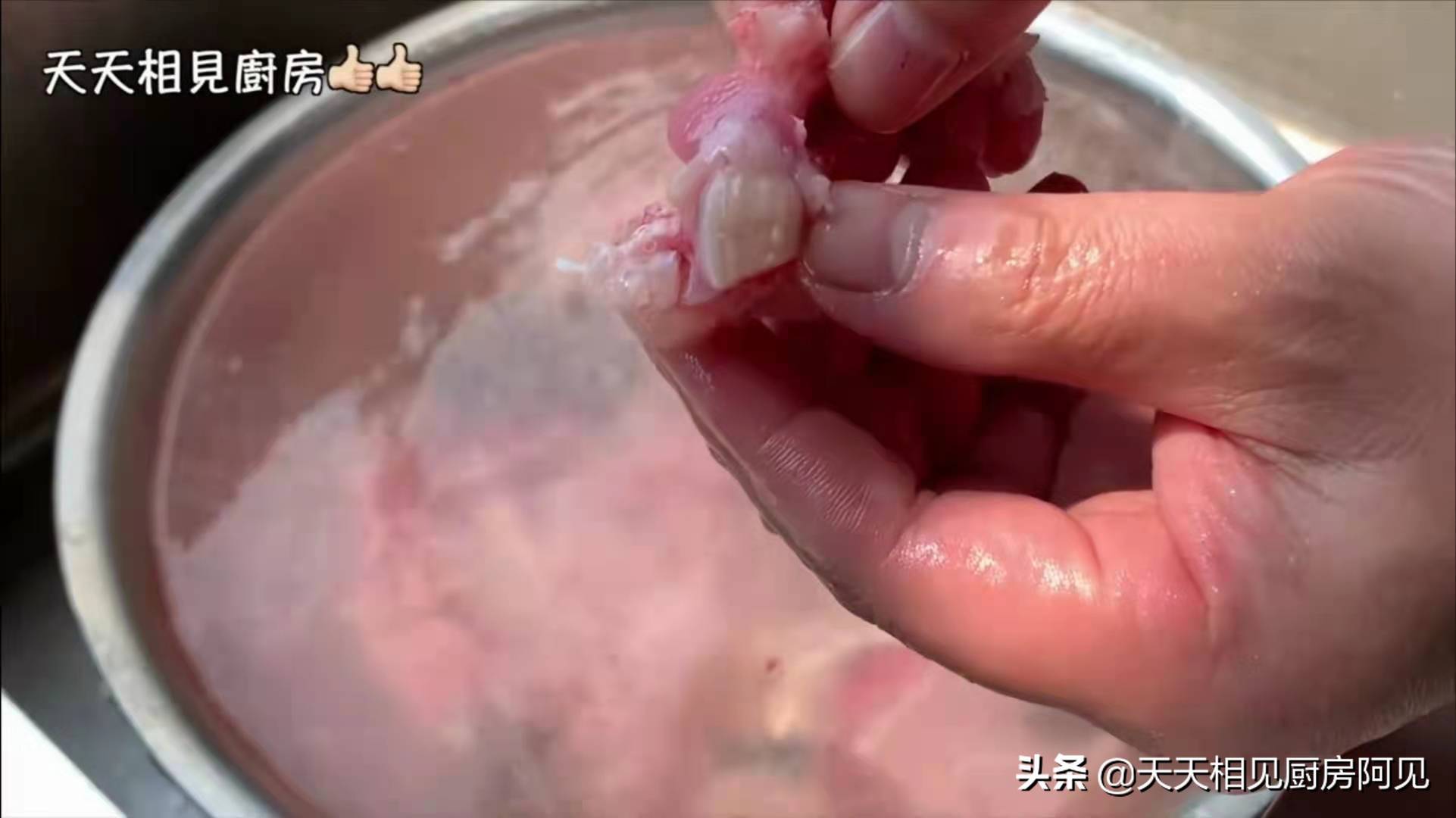 大厨教你酸菜鱼的正确做法，鱼片滑嫩无腥味，酸菜爽可又下饭