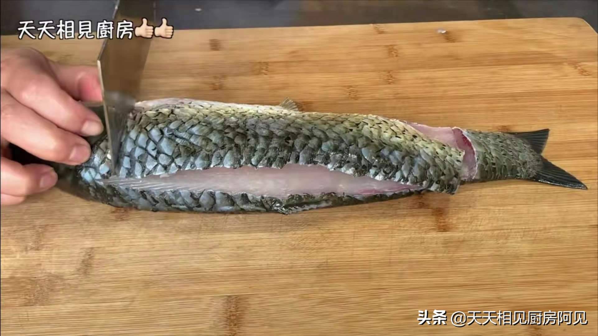 大厨教你酸菜鱼的正确做法，鱼片滑嫩无腥味，酸菜爽可又下饭