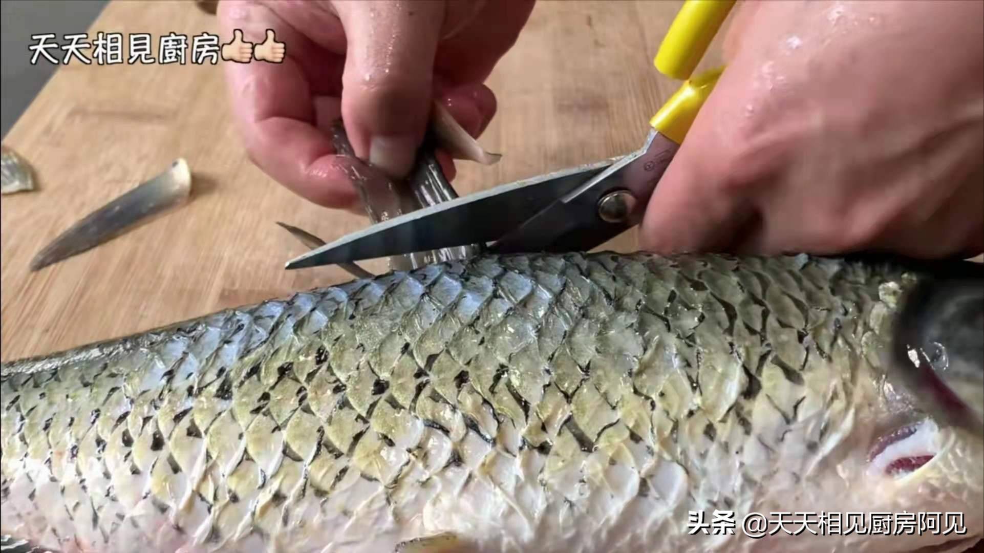 大厨教你酸菜鱼的正确做法，鱼片滑嫩无腥味，酸菜爽可又下饭