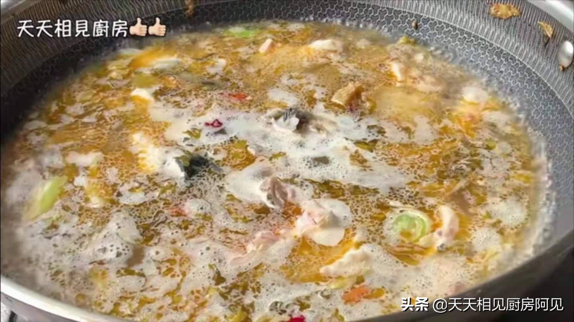 大厨教你酸菜鱼的正确做法，鱼片滑嫩无腥味，酸菜爽可又下饭