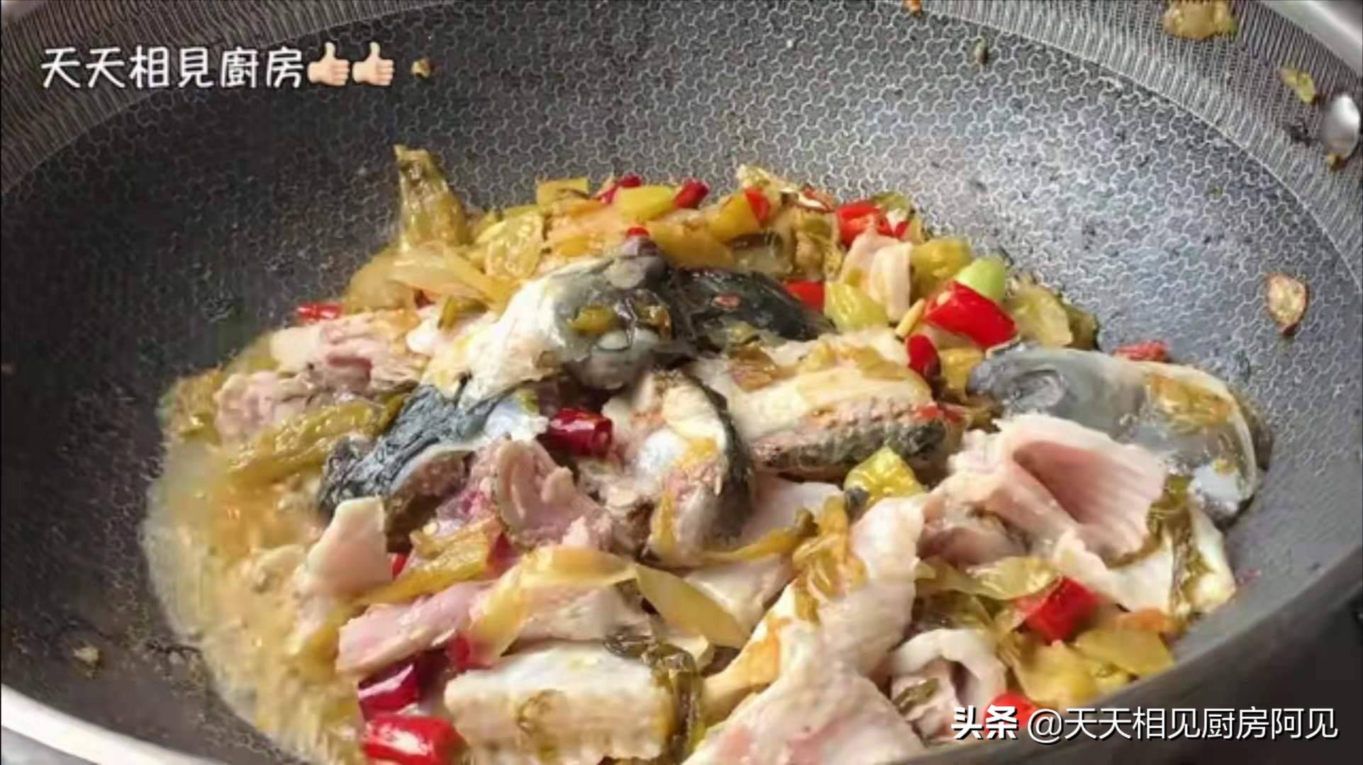 大厨教你酸菜鱼的正确做法，鱼片滑嫩无腥味，酸菜爽可又下饭