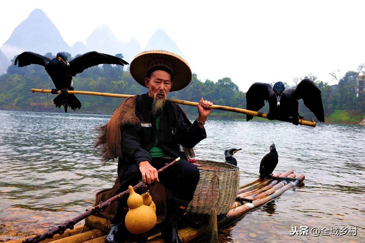 桂林山水美最鲜明的特点是水奇、山秀、洞巧