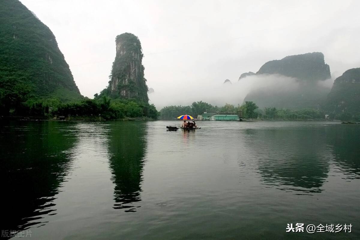 桂林山水美最鲜明的特点是水奇、山秀、洞巧