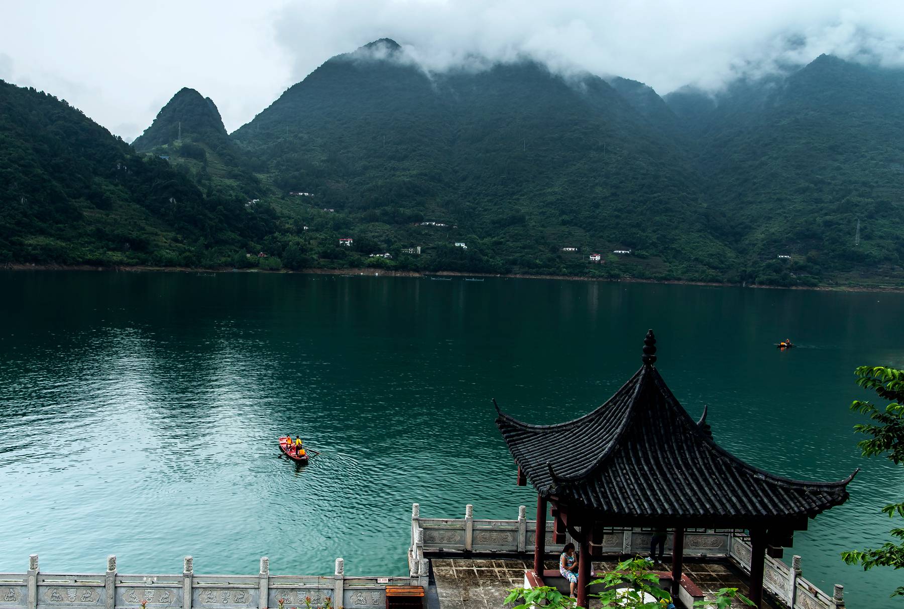 湖北省十佳景区，岛屿星罗棋布，横贯鄂西南10多县市，游人赞叹