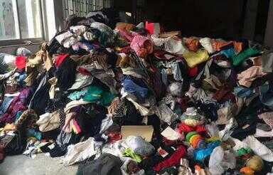 回收旧衣服一年赚200万（回收旧衣服联系方式）