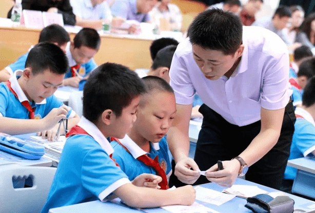 老师结婚学生应该送什么礼物好（老师结婚送什么礼物最有纪念意义）