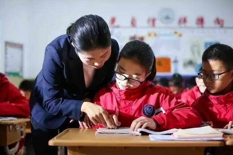 女生做小学老师好还是初中好（小学哪一科的教师最吃香）