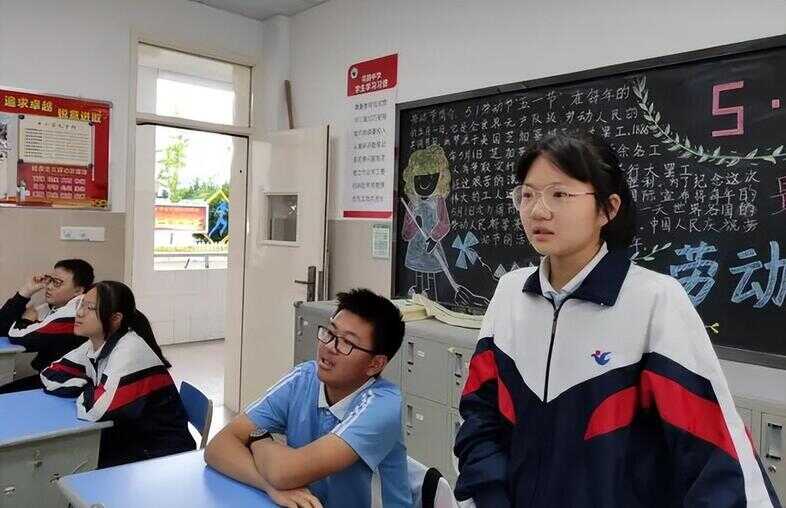 女生做小学老师好还是初中好（小学哪一科的教师最吃香）