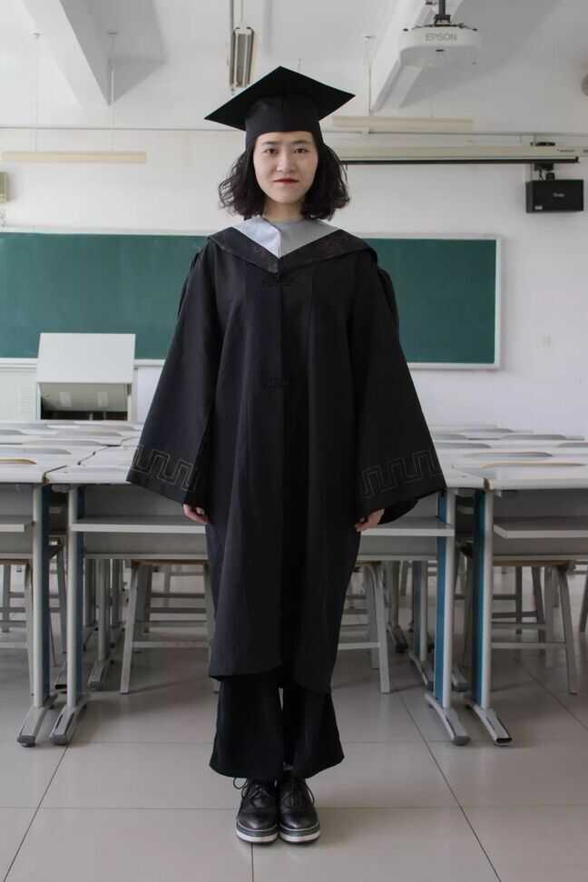 学士服里面穿什么衣服好看（拍学士服照为什么不能穿长裤）