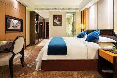 酒店床上一条长条布有什么用（情侣房间交椅的功能图片）