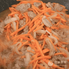 手抓饭（新疆手抓饭里的黄萝卜叫什么）