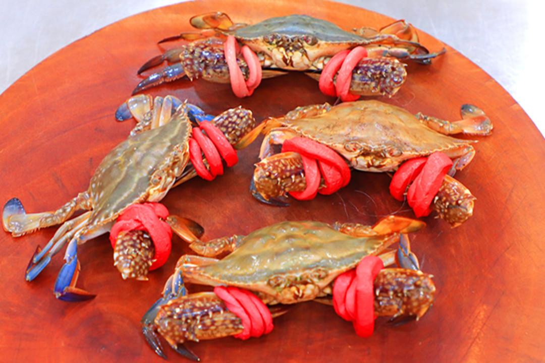 蒸螃蟹：切记冷水和热水蒸区别很大！用错这1步，蟹黄外流肉不鲜