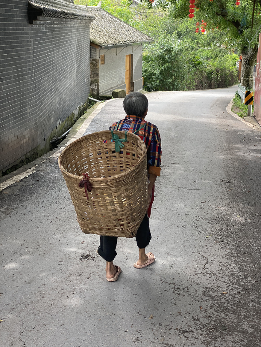 被“放咸”的人生：小镇女人拼命止血，而男人们却在撒盐