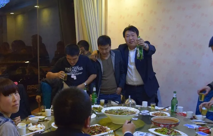 轮你敬酒只会说“吃好喝好”？牢记3句敬酒词，让人对你刮目相看