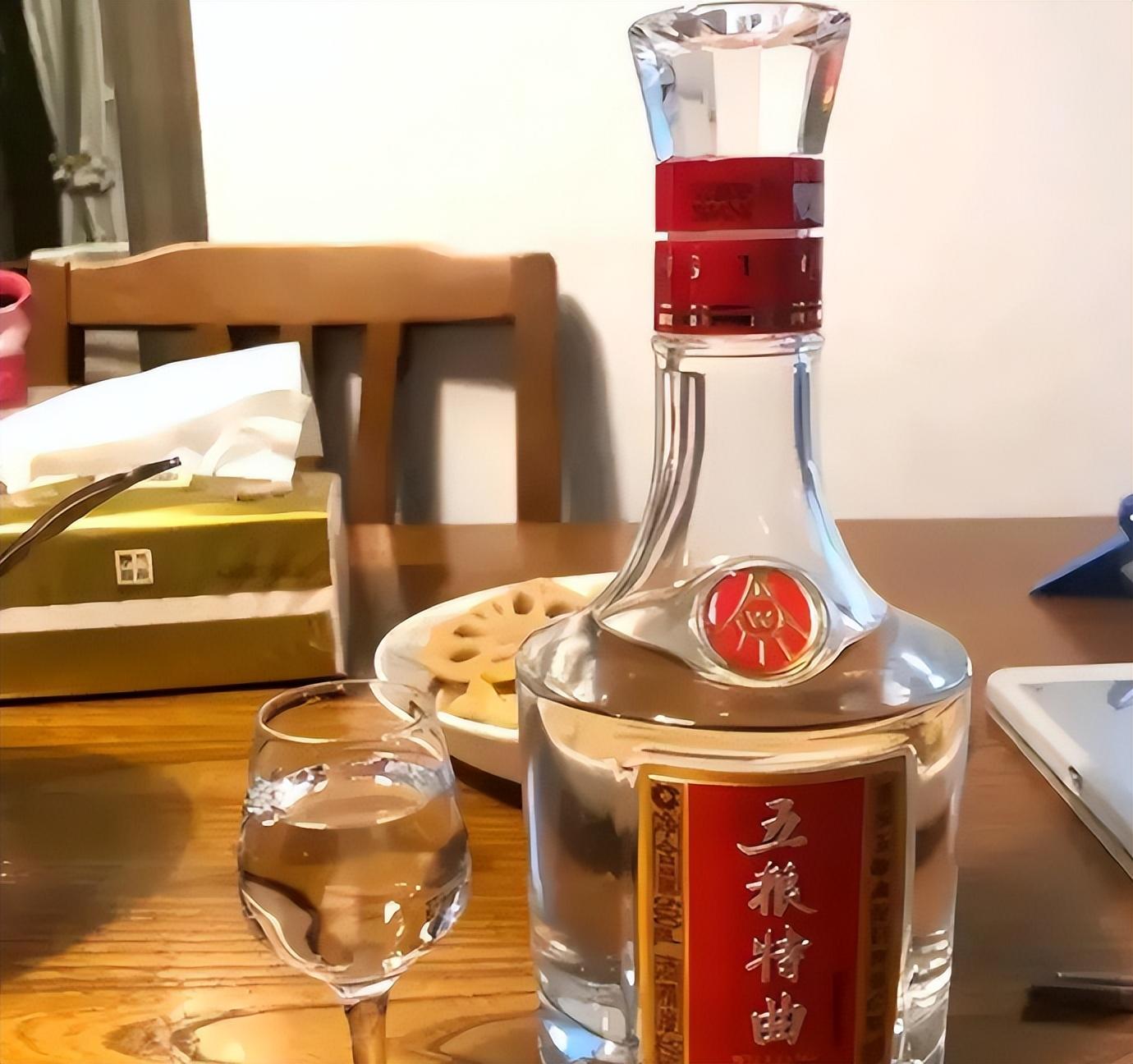 轮你敬酒只会说“吃好喝好”？牢记3句敬酒词，让人对你刮目相看